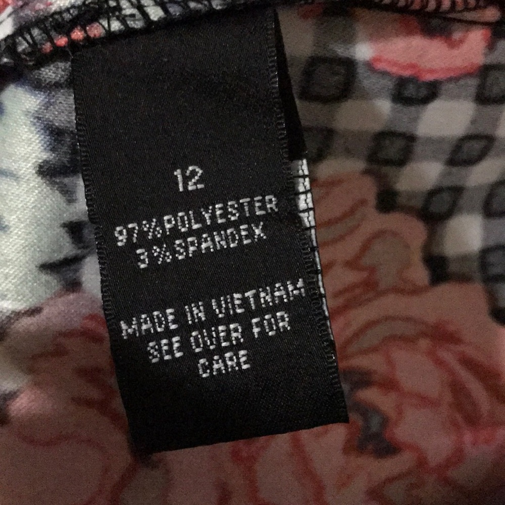 Dress With Rose Design - Picture 4 of 5